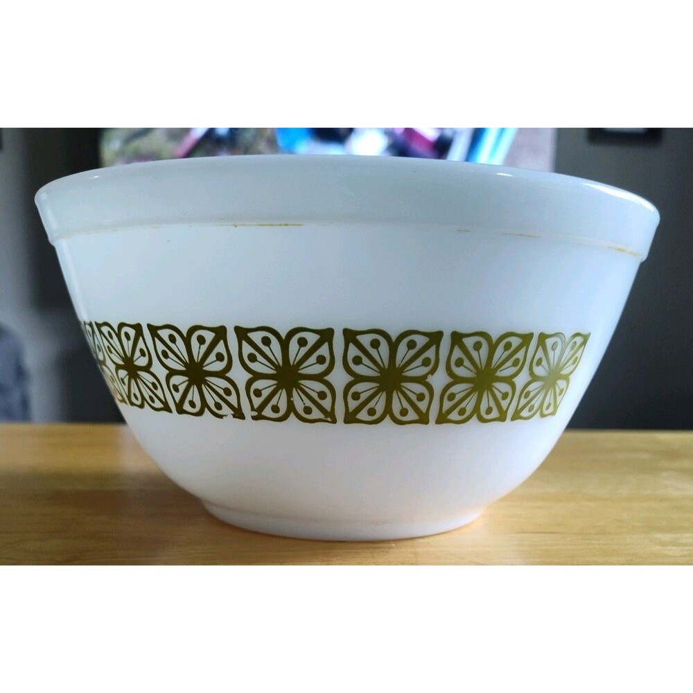 Pyrex # 402 Green Square Flowers 1 1/2 Quart Mixing Nesting Bowl